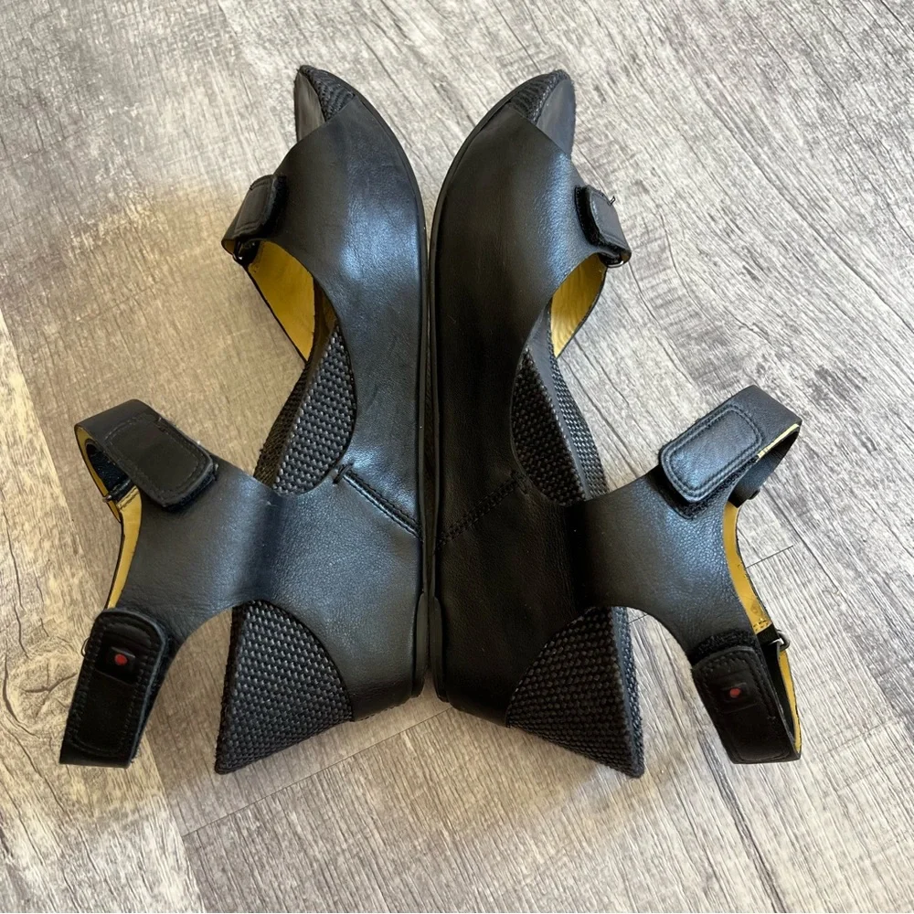 Tsubo Leather Wedges Ankle Strap Sandals Size 10 Black